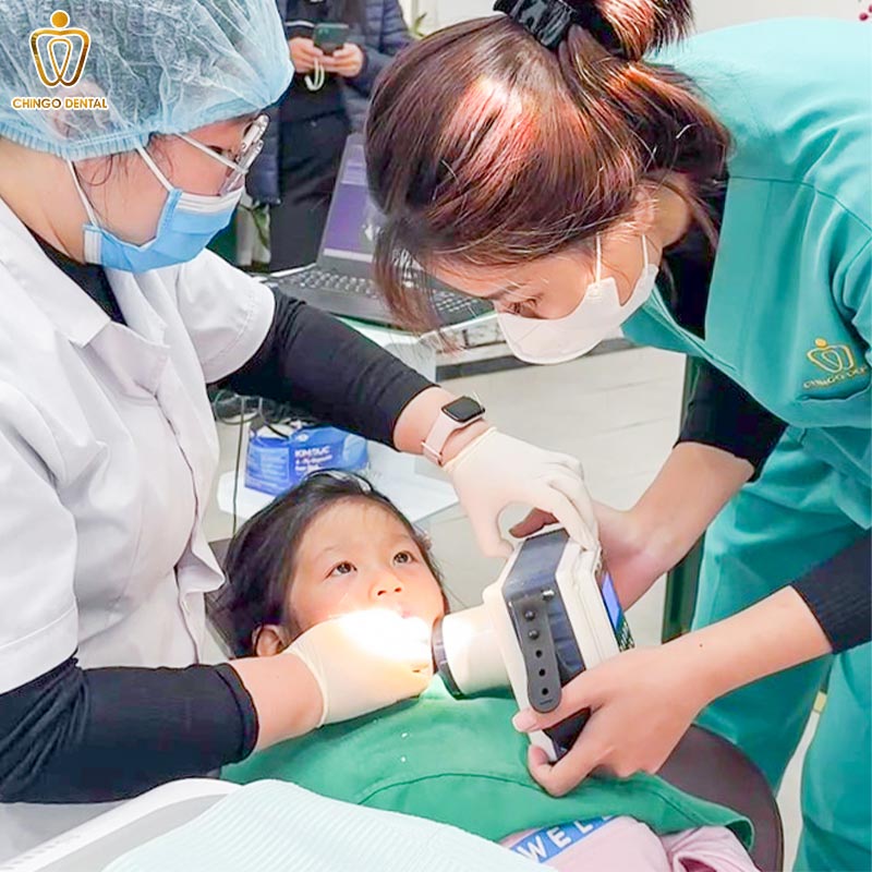 chưa thay răng sữa có niềng được không